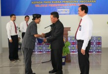 Bupati Serahkan 80 DIPA Tahun 2016 ke Tiga Kabupaten