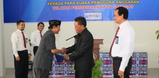 Bupati Serahkan 80 DIPA Tahun 2016 ke Tiga Kabupaten