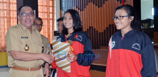 Atlet Pelajar dan Pelatih Olahraga Berprestasi Dapat Penghargaan