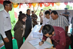 Radiman dari Multi Stakeholder Forum (MSF) Kecamatan Semparuk ikut menandatangani Janji Layanan di RSUD Pemangkat