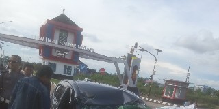 Keluar Jalan Utama Ayla Dihantam Truk