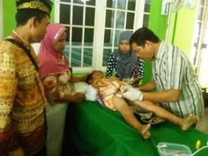 TONTONAN. Pihak keluarga dengan seksama memerhatikan seorang anak yang sedang disunat di Masjid Alfalah, Kelurahan Roban, Kecamatan Singkawang Tengah, Minggu (20/12). Mordiadi-RK