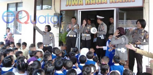 Puluhan Anak TK Serang Polres