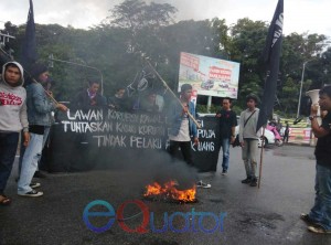 BAKAR BAN. Solmadapar saat berunjukrasa dengan cara membakar ban di Bundaran Digulis Untan, Rabu (9/12). ACHMAD MUNDZIRIN