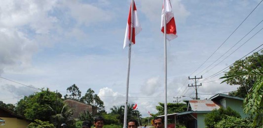 Seratus Bendera Merah Putih Berkibar di Desa Sungai Ringin