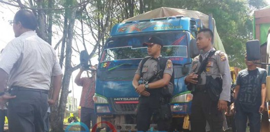 Polisi Bersenjata Kawal Distribusi Logistik