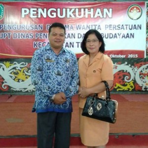 Kepala Disdikbud Bengkayang, Dr Yan SSos MSi foto bersama istrinya, Dr Maria Kalis saat Pengukuhan Pengurus DWP UPDT Kecamatan Teriak.