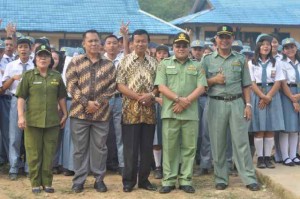 Kepala Disdikbud Bengkayang, Dr Yan SSos MSi dan Tim Akreditas foto bersama Dewan Guru, siswa, dan Kepala SMAN 2.