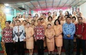 Kepala Disdikbud Bengkayang, Dr Yan SSos MSi foto bersama Pengurus DWP UPDT Kecamatan Teriak.