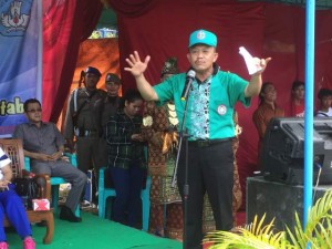 Pj Bupati Bengkayang, Moses Ahie saat membuka Porseni HUT PGRI dan HGN di Kecamatan Sungai Raya.