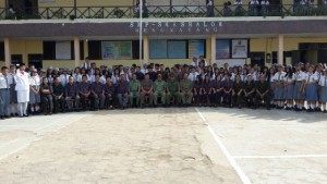 Kepala Disdikbud Bengkayang, Dr Yan SSos MSi foto bersama Dewan Guru dan siswa-siswi SMA Shalom.