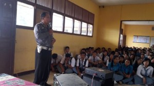 Penyuluhan Tertib Berlalu Lintas di SMAN 1 Seluas.