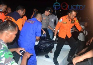 MAIDEN DIEVAKUASI. Jenazah Maiden tengah dibawa tim gabungan pencarian orang menuju Puskesmas Rasau Jaya, Senin (14/12) malam. Korban kecelakaan tunggal longboat Indo Kapuas Ekspress berusia 45 tahun itu ditemukan di perairan sekitar 200 meter dari Dermaga Desa Pinang Luar, Kubu, Kubu Raya. OCSYA ADE CP