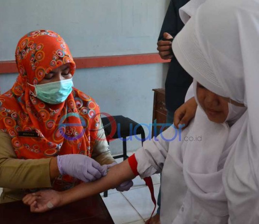 Ambil Sampel Darah Pelajar