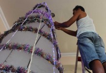 Jutaan Rupiah Untuk Pernak-Pernik Natal