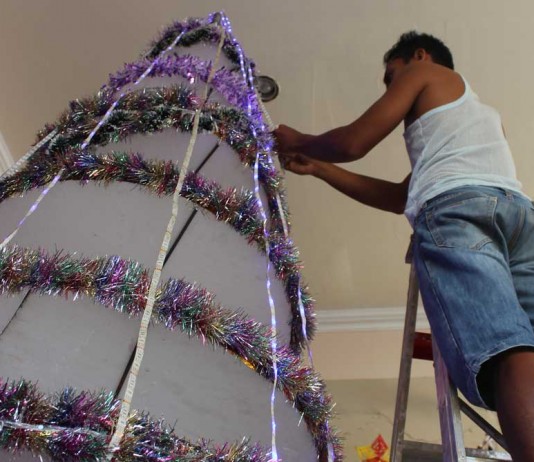 Jutaan Rupiah Untuk Pernak-Pernik Natal