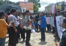 Ratusan Massa Demo Kantor KPUD Melawi