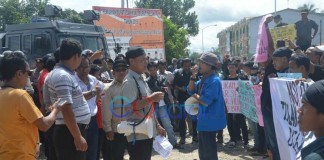 Ratusan Massa Demo Kantor KPUD Melawi