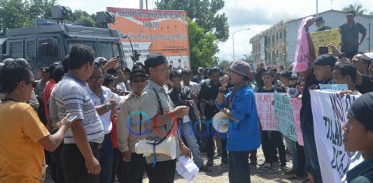 Ratusan Massa Demo Kantor KPUD Melawi