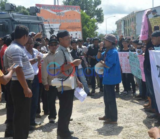 Ratusan Massa Demo Kantor KPUD Melawi