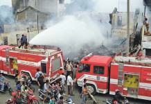 Petugas Damkar Terkepung Warga