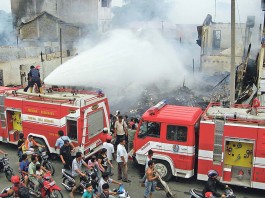Petugas Damkar Terkepung Warga