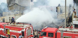 Petugas Damkar Terkepung Warga