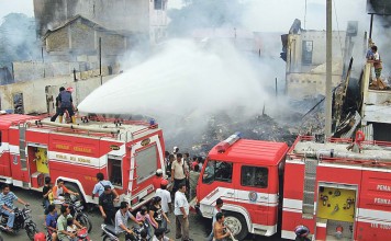 Petugas Damkar Terkepung Warga