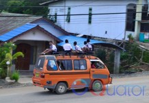 Nekat Duduk di Kap Oplet Asal Sampai Tepat Waktu