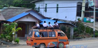 Nekat Duduk di Kap Oplet Asal Sampai Tepat Waktu