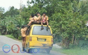 KETEGUHAN HATI. Sejumlah pelajar lanjutan tingkat pertama (SLTP) di Kecamatan Mandor, Kabupaten Landak, berangkat sekolah naik di atas kap angkutan umum di Pasar Mandor, belum lama ini. ANTONIUS 