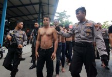 Polisi Bonyok Dikeroyok Belasan Sopir Angkot