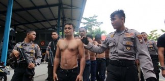Polisi Bonyok Dikeroyok Belasan Sopir Angkot