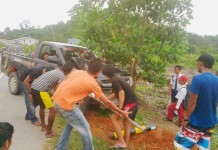 Hantam Lampu Jalan Toyota Hilux Nyebur