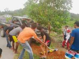 Hantam Lampu Jalan Toyota Hilux Nyebur