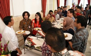 DINNER PENUH CANDA. Presiden Joko Widodo makan malam bersama para wartawan yang meliput di Istana Negara, Jumat (8/1). BIRO PERS ISTANA for JAWA POS 