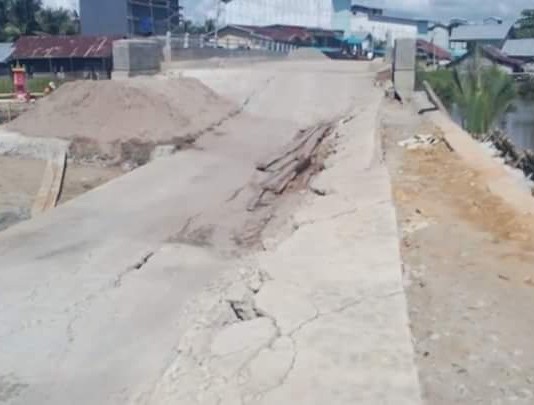 Sering Kecelakaan, Jembatan Desa Pulau Kumbang Kapan Rampung?