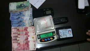 SITA BARANG BUKTI. Sejumlah barang bukti dari dua lokasi penggerebekan rumah pengedar sabu di wilayah Pontianak Timur, Selasa (26/1). POLISI FOR RK