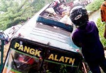 Hindari Sepeda Motor Bus Banyuke Nyebur