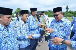 Bupati Kubu Raya H Rusman Ali menyerahkan penghargaan kepada PNS Berprestasi Tahun 2015 