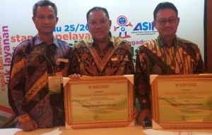 Bupati Kubu Raya H Rusman Ali meraih penghargaan Ombudsman  Award 2015