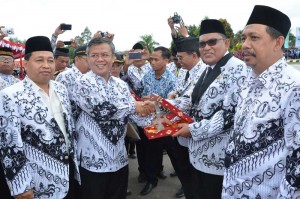 Bupati Kubu Raya H Rusman Ali meraih penghargaan PGRI Award Tahun 2015