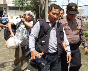 COKOK GAFATAR. Dua anggota Gafatar, Slamet Mulyo (berompi hitam di depan) dan Zainuddin (bertopi putih di belakangnya), yang baru tiba di Pelabuhan Dwikora Pontianak diamankan dan diperiksa Polresta setempat di Polsek KP3L, Sabtu (16/1). Achmad Mundzirin