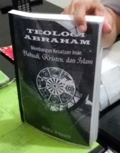 DIDUGA PAHAM GAFATAR. Inilah buku-buku dan visi-misi yang dibawa dua anggota Gafatar dari Jawa Timur, Slamet Mulyo dan Zainuddin, yang diamankan di Polsek KP3L Pontianak, Sabtu (16/1). Achmad Mundzirin