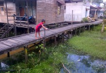Drainase Sumbat, Kolong Rumah Warga Tergenang