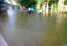 Tujuh Jam Pasar Senakin Terendam Banjir