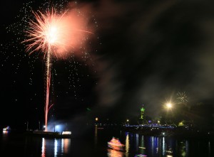 Penyalaan kembang api pertama kali tepat pukul 00.00 di atas  ponton di Muara Sungai Sekayam yang dilakukan  Bupati Sanggau, Paolus Hadi melalui remot kontrol. Crist Humas