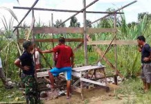 TNI dan Warga Bangun Poskamling