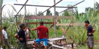 TNI dan Warga Bangun Poskamling