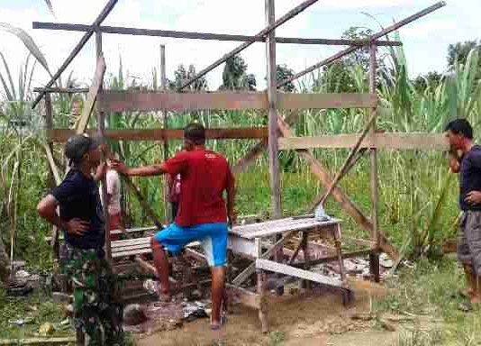 TNI dan Warga Bangun Poskamling